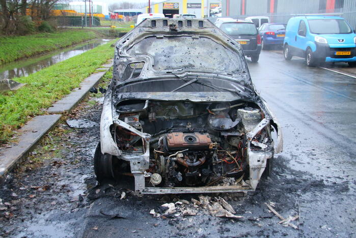 Auto verwoest door brand