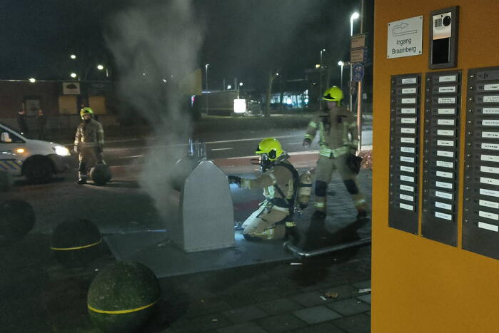 Brandweer blust brand in ondergrondse container