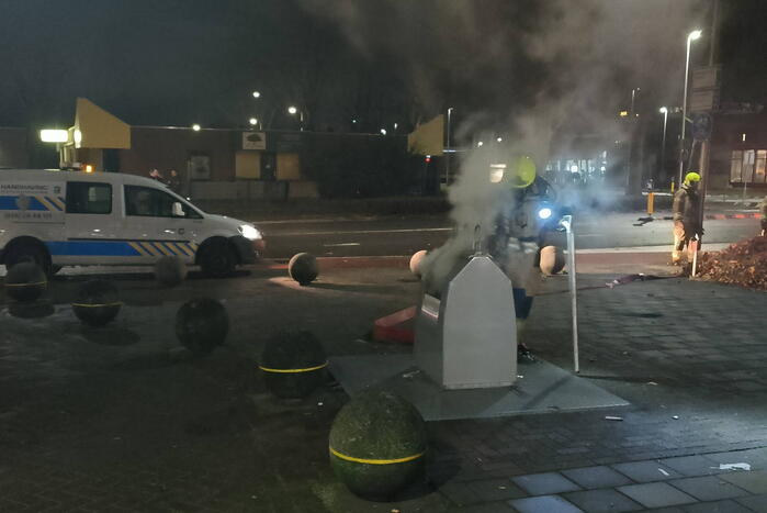Brandweer blust brand in ondergrondse container