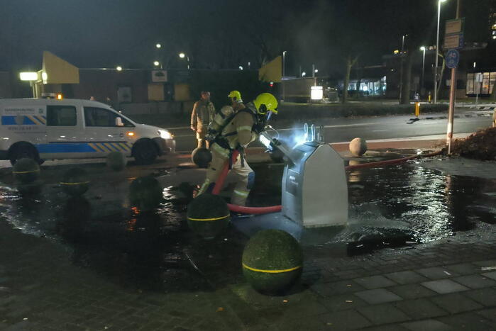 Brandweer blust brand in ondergrondse container