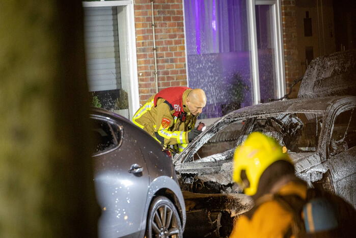 Drie personenwagens beschadigd door brand