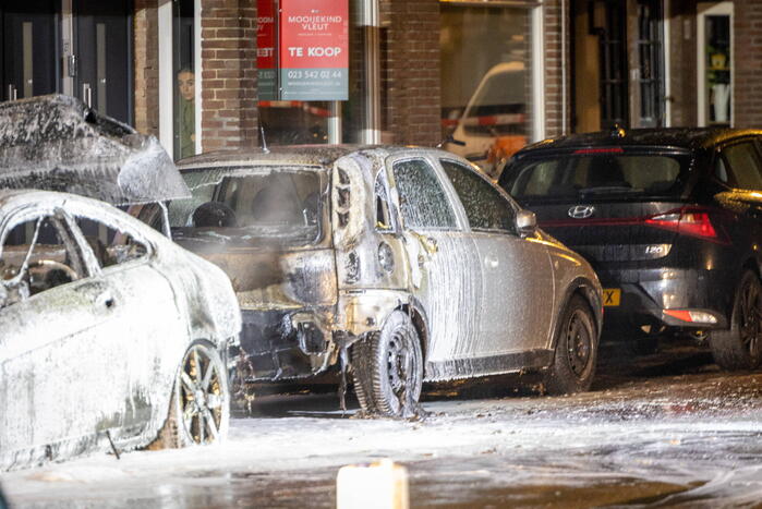 Drie personenwagens beschadigd door brand