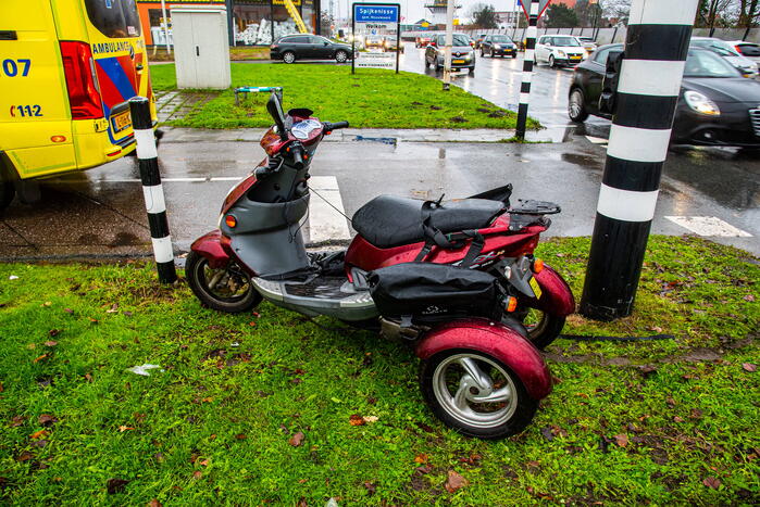 Botsing tussen auto en scooter