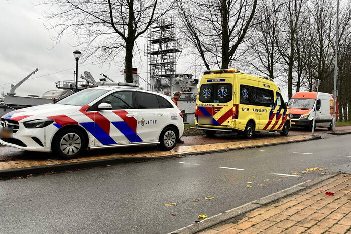 Postbode aangereden door auto