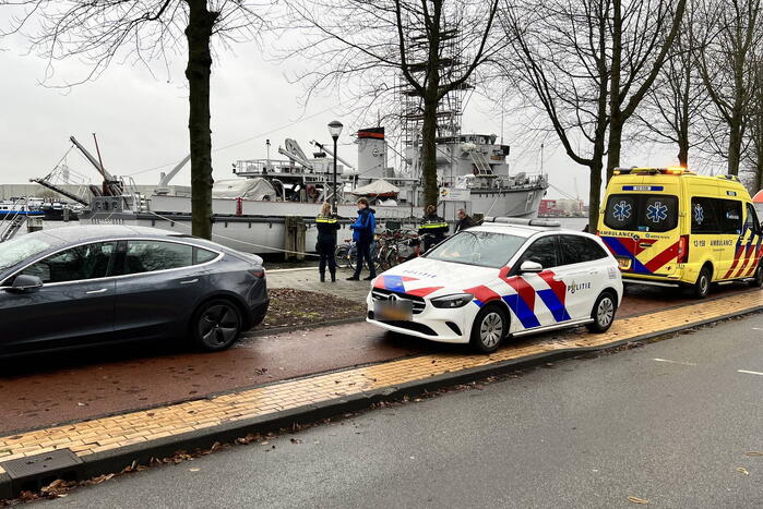 Postbode aangereden door auto