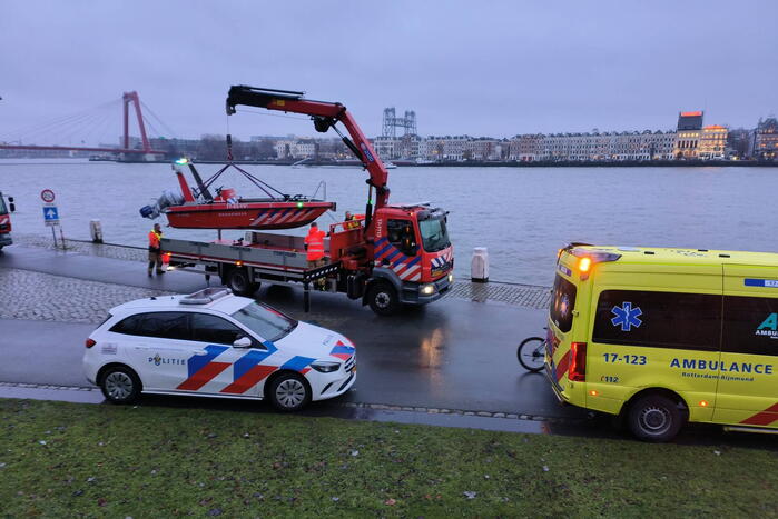 Grote inzet na aantreffen kleding op kade