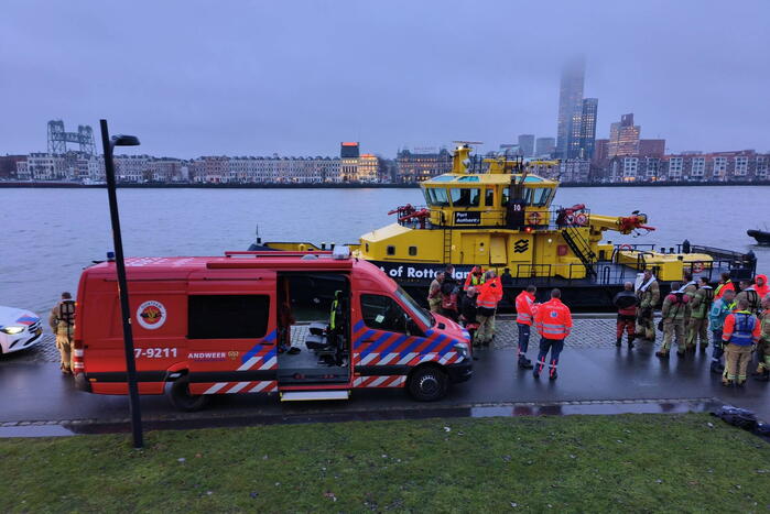 Grote inzet na aantreffen kleding op kade