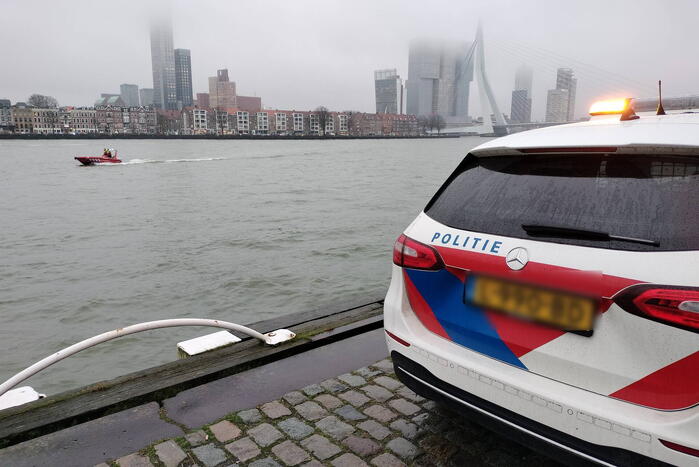 Grote inzet na aantreffen kleding op kade