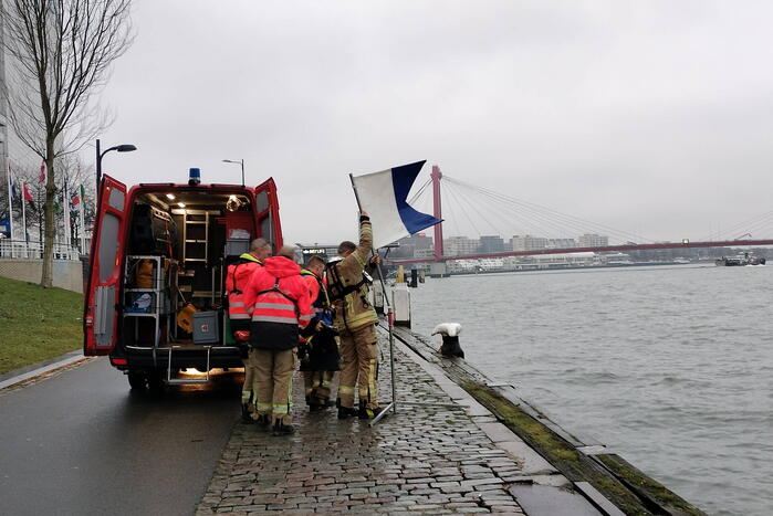 Grote inzet na aantreffen kleding op kade