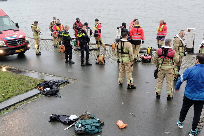 Grote inzet na aantreffen kleding op kade