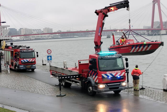 Grote inzet na aantreffen kleding op kade