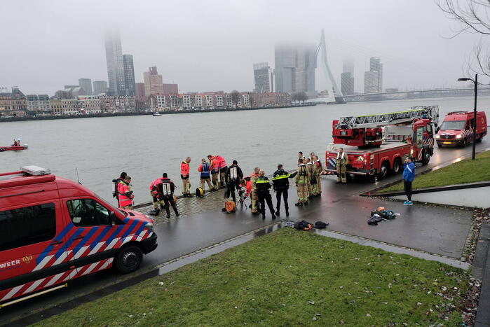 Grote inzet na aantreffen kleding op kade