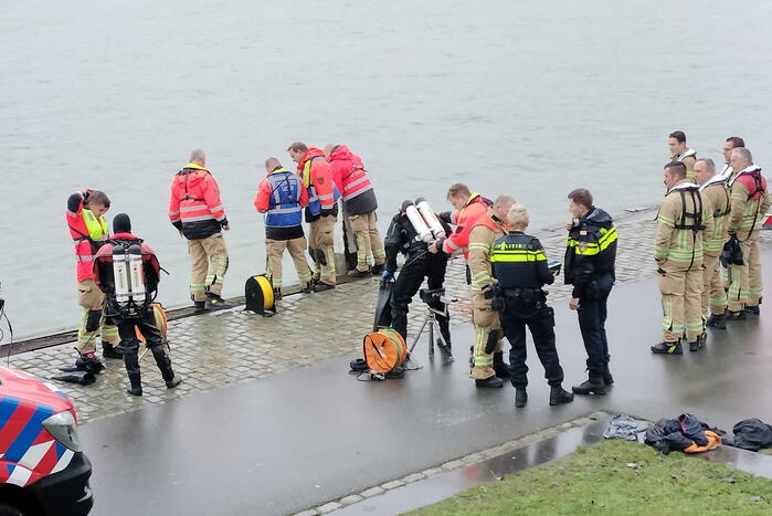 Grote inzet na aantreffen kleding op kade
