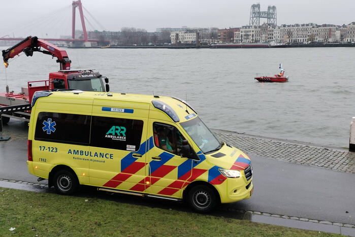 Grote inzet na aantreffen kleding op kade
