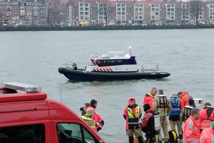 Grote inzet na aantreffen kleding op kade
