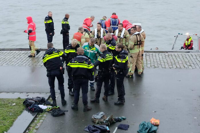 Grote inzet na aantreffen kleding op kade