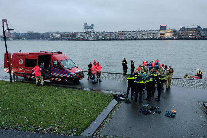 Grote inzet na aantreffen kleding op kade
