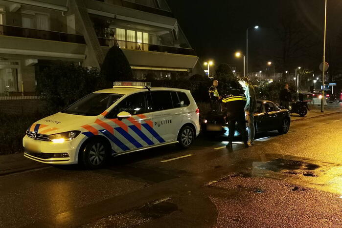 Bezorgscooter en auto botsen op elkaar