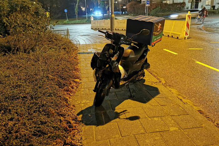 Bezorgscooter en auto botsen op elkaar
