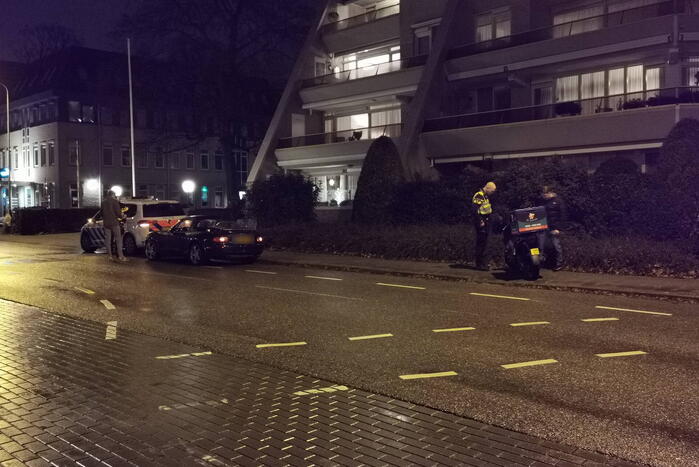 Bezorgscooter en auto botsen op elkaar