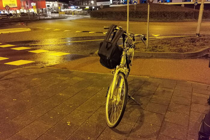 Botsing tussen fietser en auto op rotonde