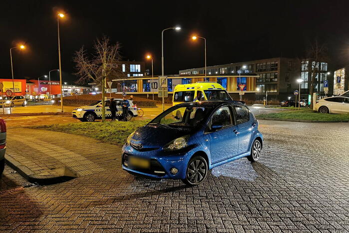 Botsing tussen fietser en auto op rotonde