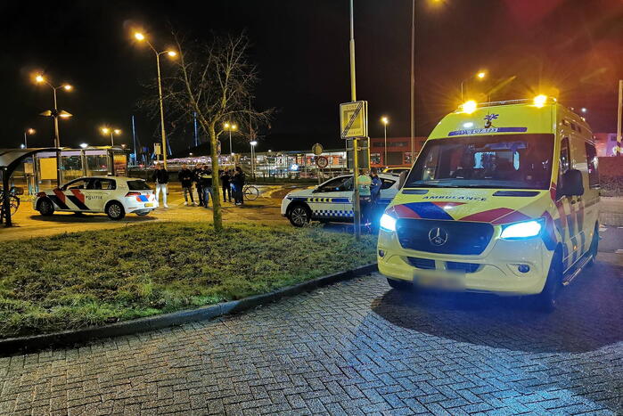 Botsing tussen fietser en auto op rotonde