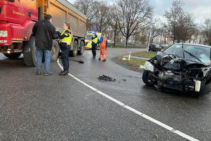 Vrachtwagen en personenauto botsen met elkaar