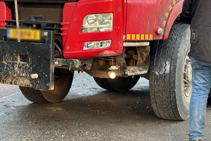 Vrachtwagen en personenauto botsen met elkaar