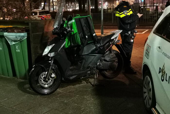 Voetganger en scooterrijder in botsing