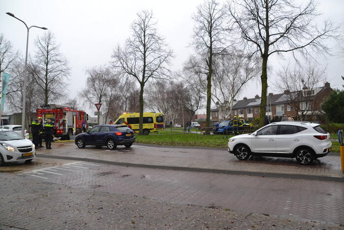 Auto klapt frontaal op boom