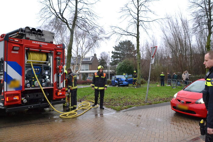 Auto klapt frontaal op boom