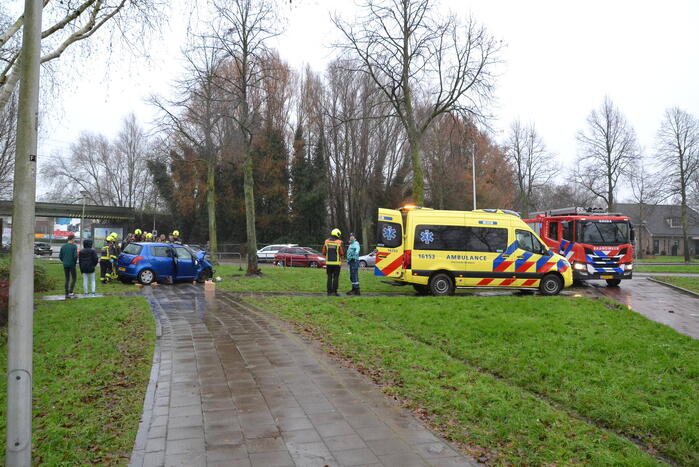 Auto klapt frontaal op boom
