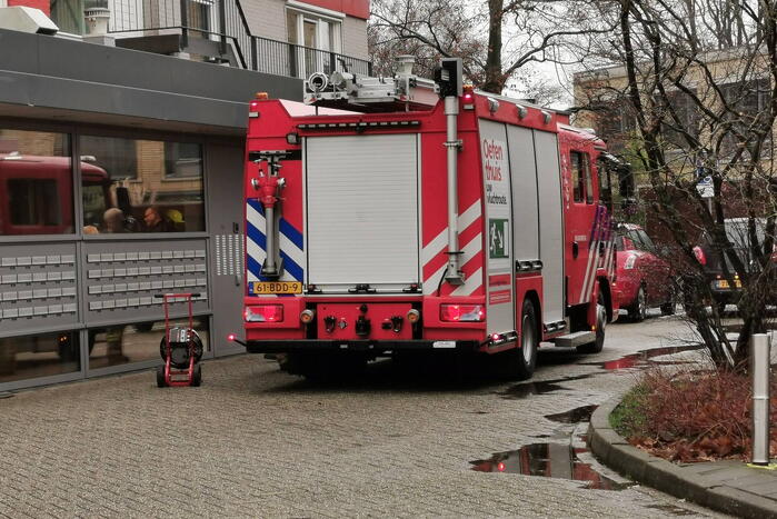 Brandweer ventileert woning na kleine brand