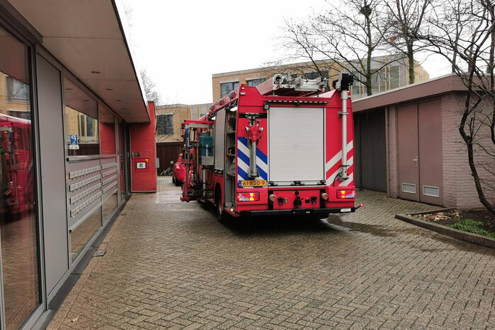 Brandweer ventileert woning na kleine brand