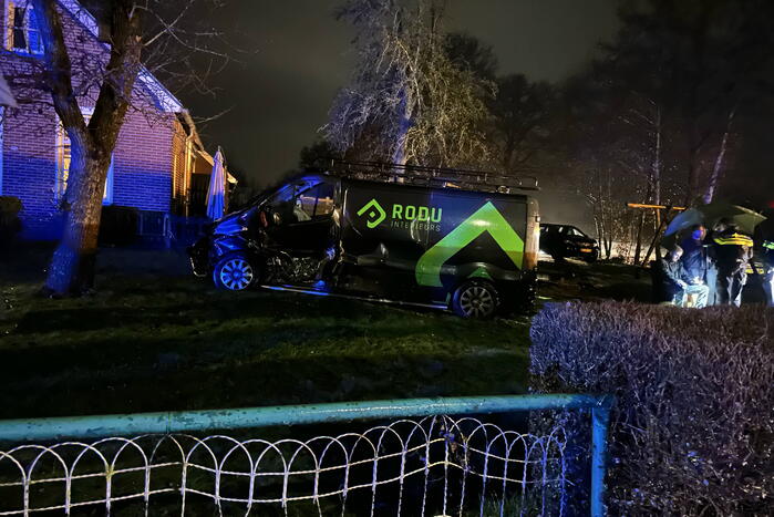 Grote ravage na ongeval tussen twee voertuigen