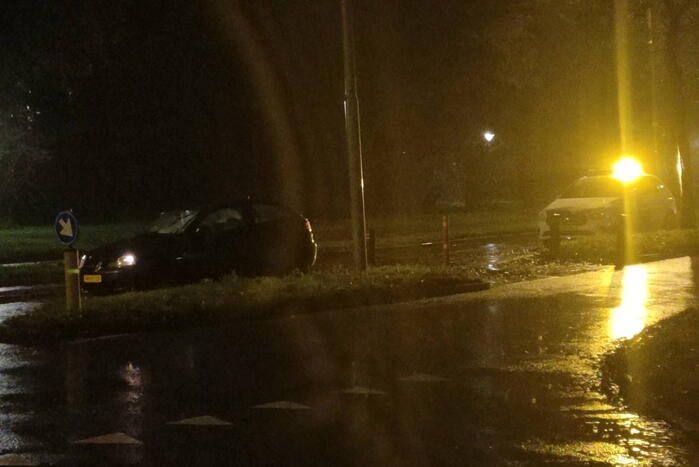 Personenauto rijdt tegen verkeersmaatregel aan