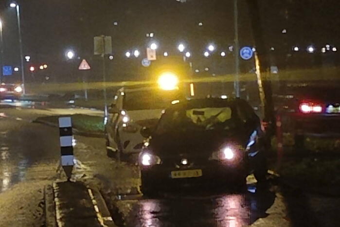 Personenauto rijdt tegen verkeersmaatregel aan