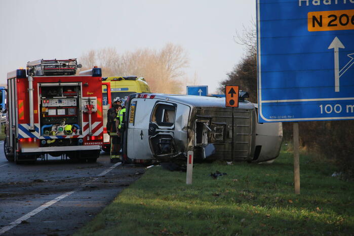 Bestelbus tegen vangrail gecrasht