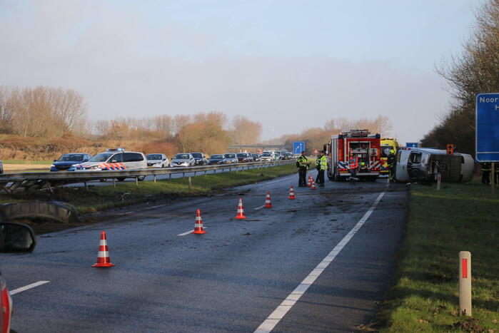 Bestelbus tegen vangrail gecrasht