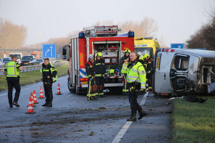 Bestelbus tegen vangrail gecrasht