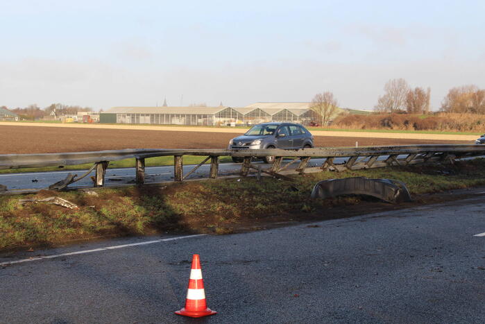 Bestelbus tegen vangrail gecrasht