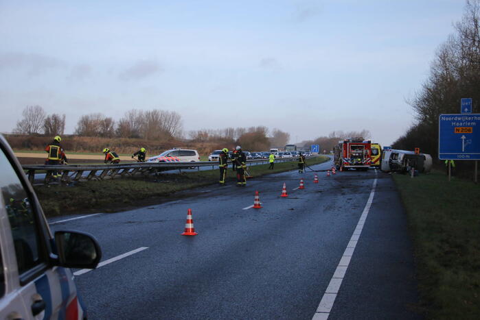 Bestelbus tegen vangrail gecrasht