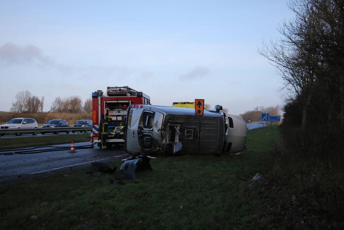 Bestelbus tegen vangrail gecrasht