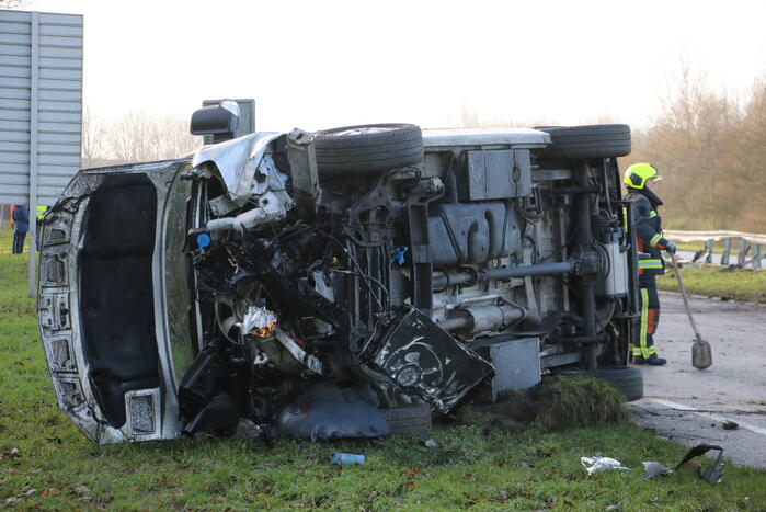 Bestelbus tegen vangrail gecrasht