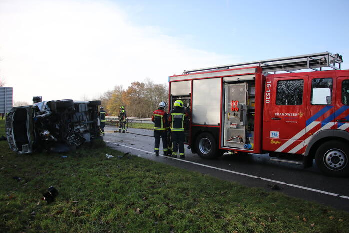 Bestelbus tegen vangrail gecrasht