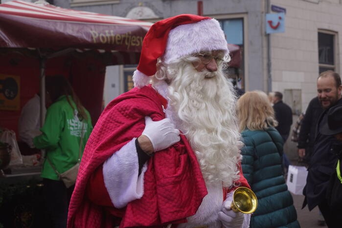 Sinterklaascomité op pad met kerstman voor Glazenhuis