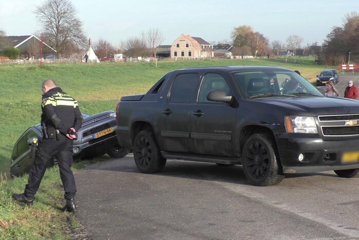 Voertuig belandt in greppel