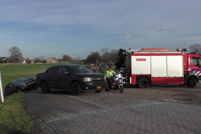 Voertuig belandt in greppel