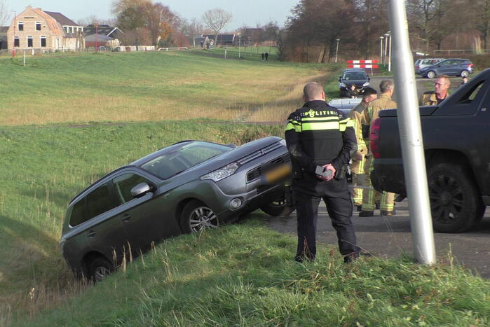 Voertuig belandt in greppel